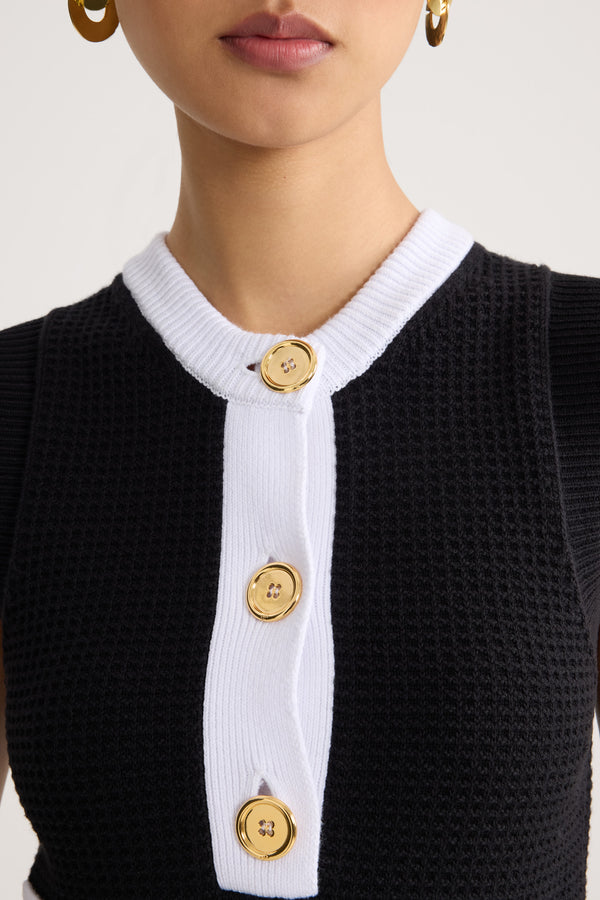 Patou - Robe texturée sans manches en coton mélangé éco-responsable - Black - Robe texturée sans manches noire. Courte. Col rond. Bordures contrastées.
