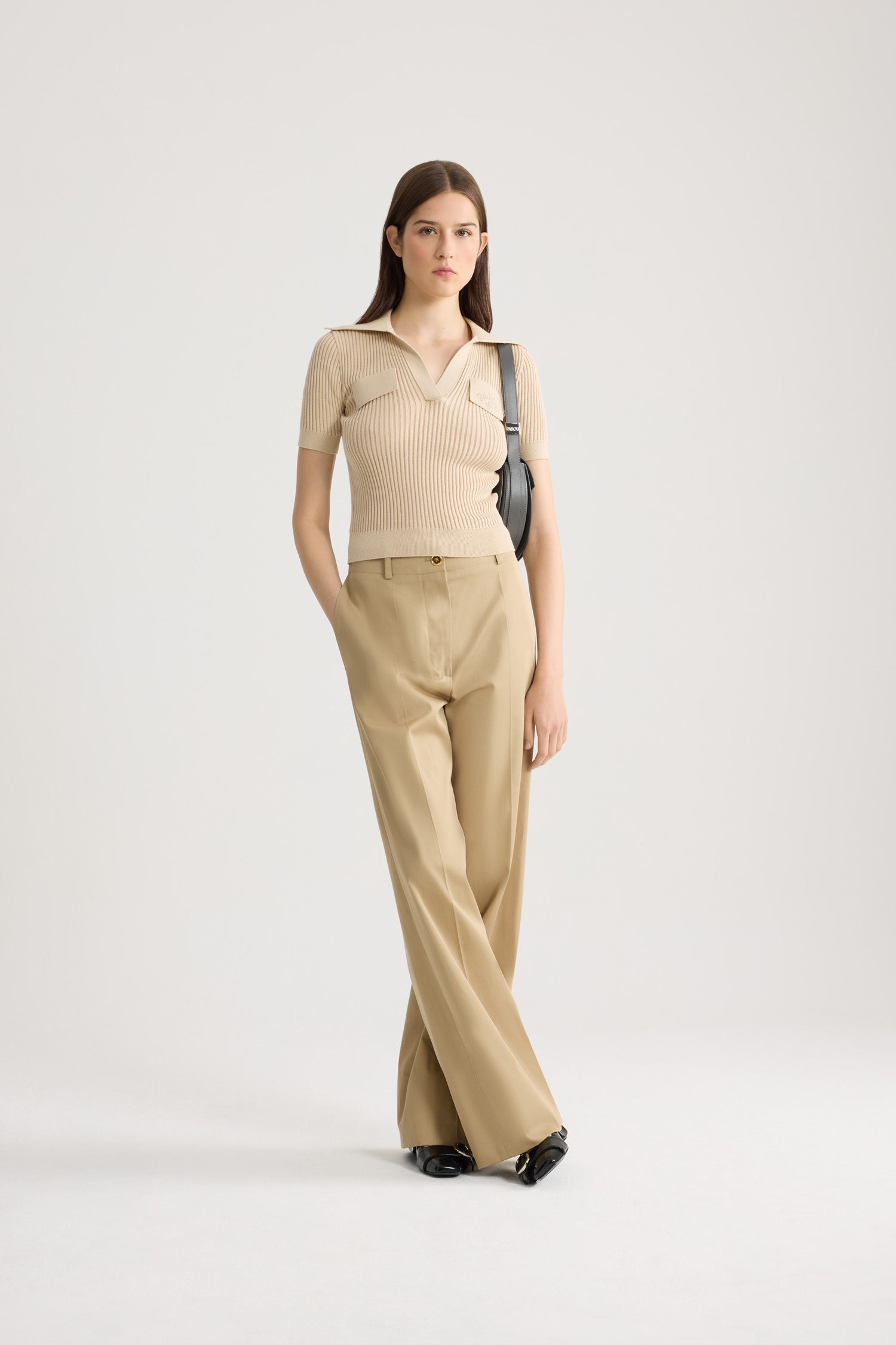 Patou - Besticktes Baumwoll-Poloshirt - Safari Sand - Sandfarbenes besticktes Poloshirt. Kragen. Kurze Ärmel. Ton-in-Ton-Stickerei.
