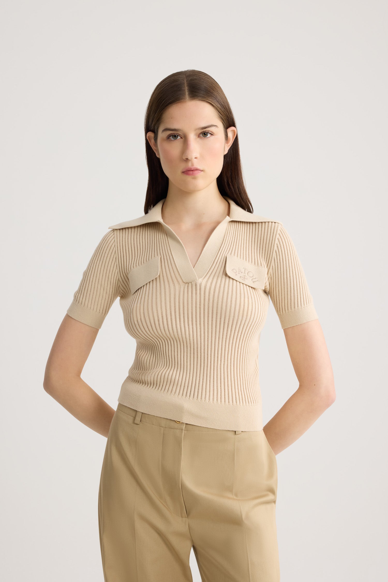 Patou - Besticktes Baumwoll-Poloshirt - Safari Sand - Sandfarbenes besticktes Poloshirt. Kragen. Kurze Ärmel. Ton-in-Ton-Stickerei.