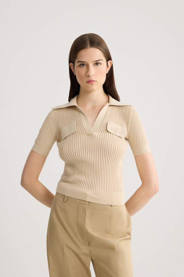 Patou - Polo ricamata in cotone - Safari Sand - Polo ricamata color sabbia. Colletto. Maniche corte. Ricamo tono su tono.