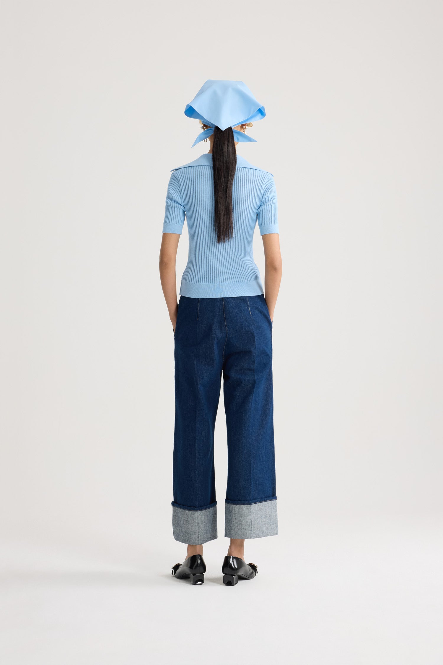 Patou - Besticktes Baumwoll-Poloshirt - Riviera Blue - Hellblaues besticktes Poloshirt. Kragen. Kurze Ärmel. Ton-in-Ton-Stickerei.