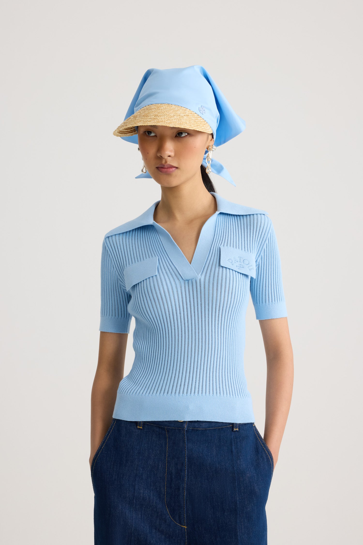 Patou - Besticktes Baumwoll-Poloshirt - Riviera Blue - Hellblaues besticktes Poloshirt. Kragen. Kurze Ärmel. Ton-in-Ton-Stickerei.