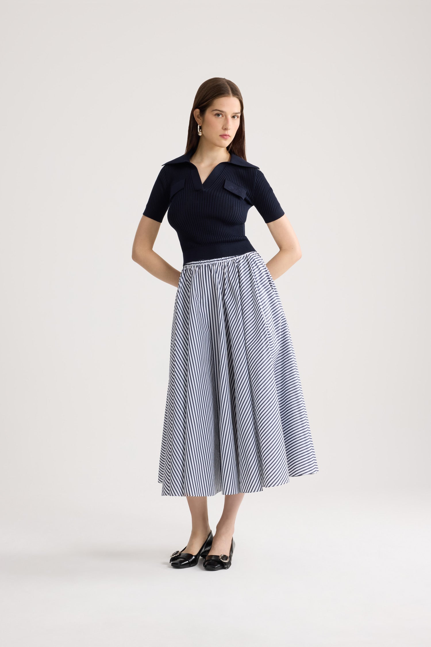 Patou - Besticktes Baumwoll-Poloshirt - Deep Sea Blue - Marineblaues besticktes Poloshirt. Kragen. Kurze Ärmel. Ton-in-Ton-Stickerei.