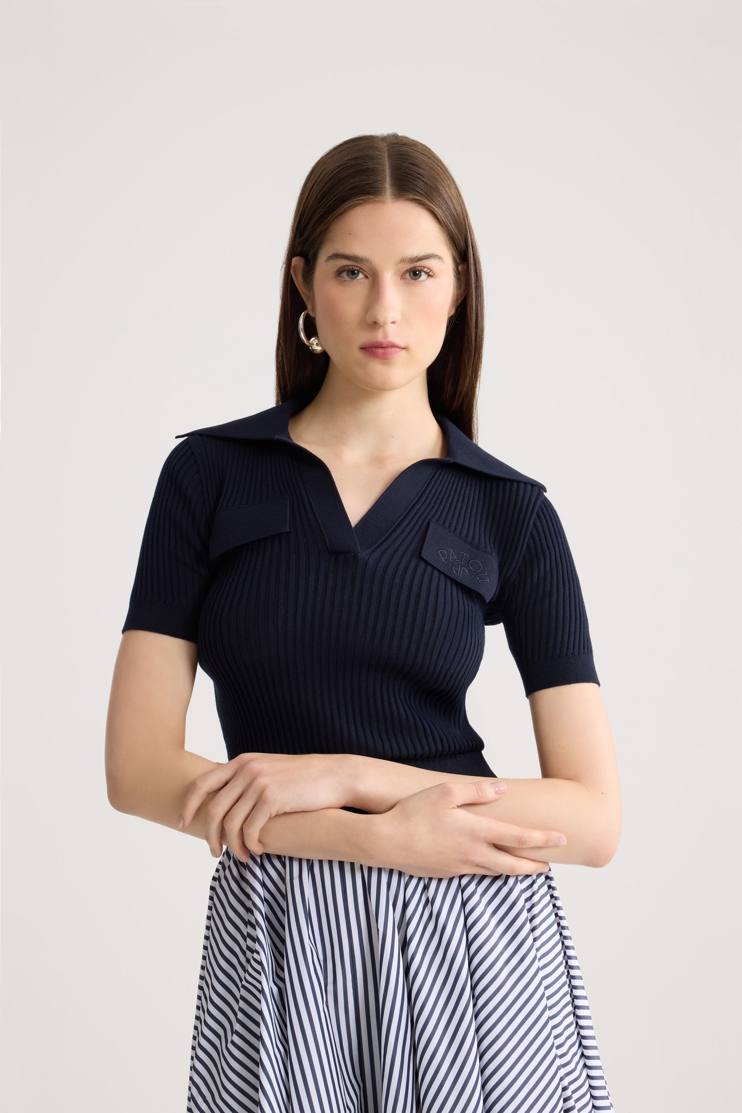 Patou - Besticktes Baumwoll-Poloshirt - Deep Sea Blue - Marineblaues besticktes Poloshirt. Kragen. Kurze Ärmel. Ton-in-Ton-Stickerei.