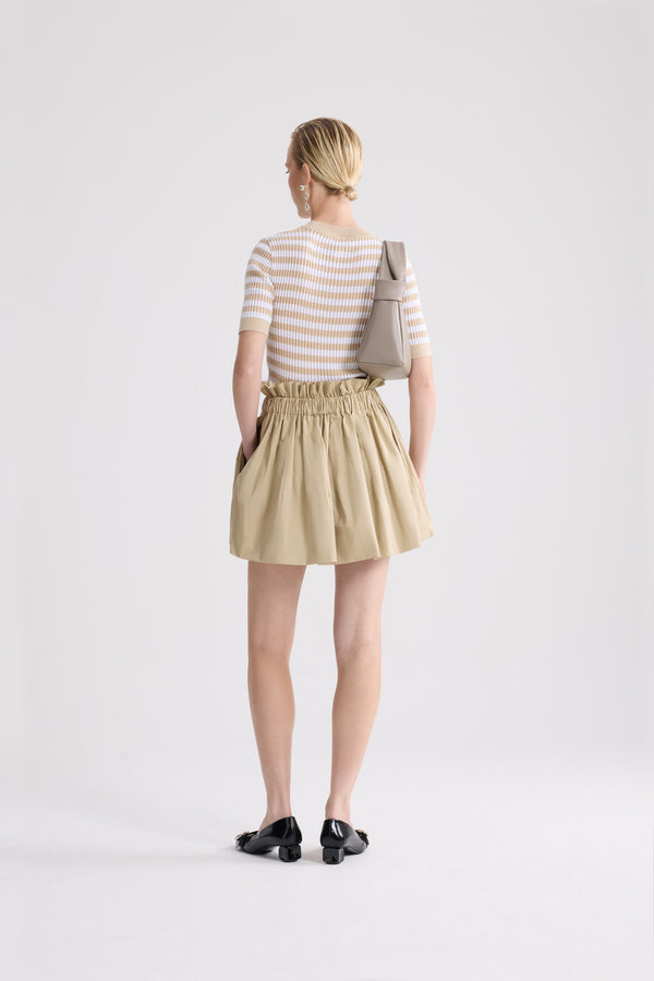 Patou - Pull côtelé rayé en coton - Safari Sand Stripes - Pull côtelé rayé couleur sable et blanc. Col. Manches courtes.