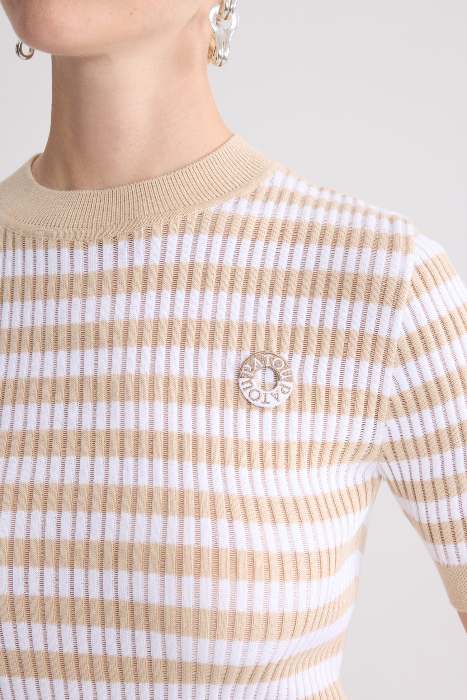 Patou - Gerippter gestreifter Baumwollpullover - Safari Sand Stripes - Sand- und weißgestreifter gerippter Pullover. Kragen. Kurze Ärmel.