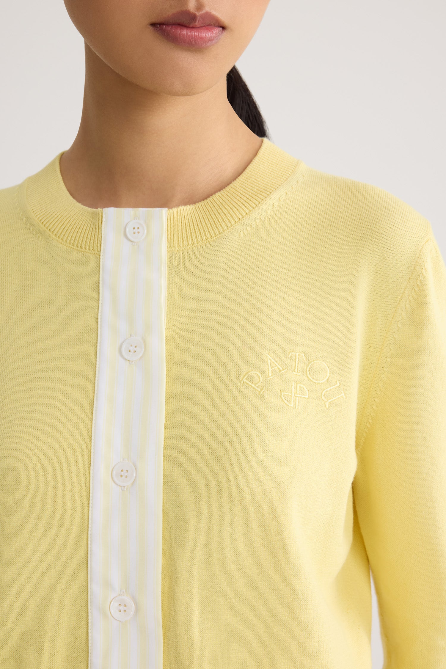 Patou - Kurze Popeline-Strickjacke aus Baumwolle - Lemonade - Gelbe kurze Strickjacke. Material aus Baumwolle. Knopfleiste vorne.