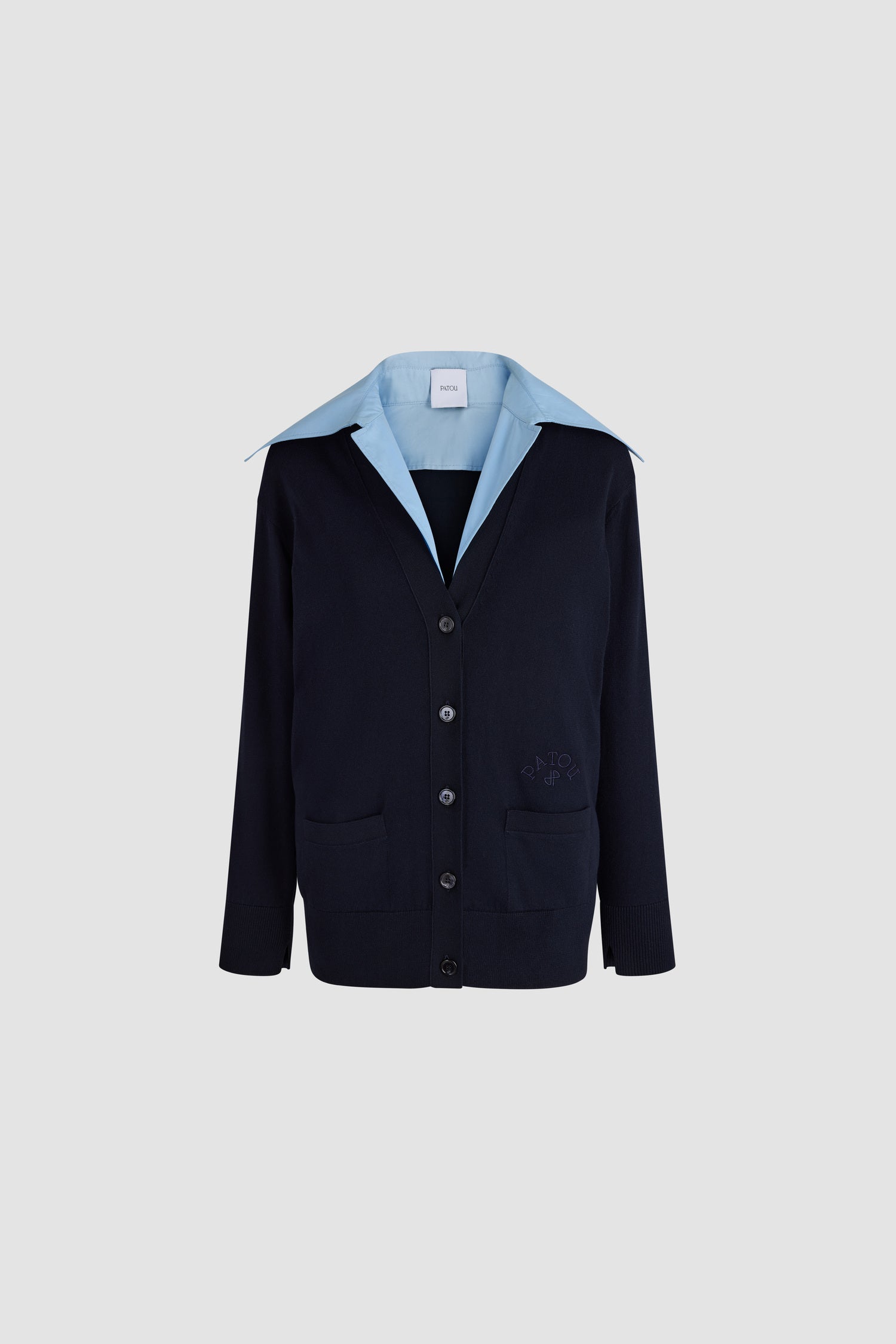 Patou - コットン ポプリンカラーカーディガン - Deep Sea Blue - ディープシーブルーのコットンカーディガン。対照的なライトブルーのポプリンカラーが特徴。フロントボタン留め。2つのパッチポケット。長袖。ストレートフィット。