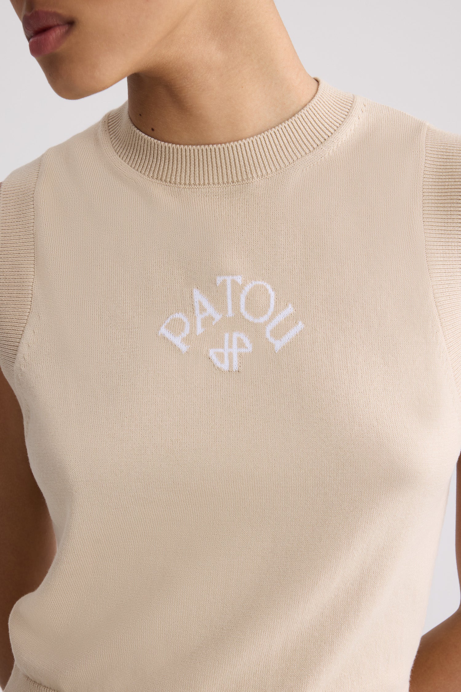 Patou - Top a Maglia Senza Maniche in Cotone - Safari Sand - Top senza maniche beige. Materiale in cotone. Collo rotondo.