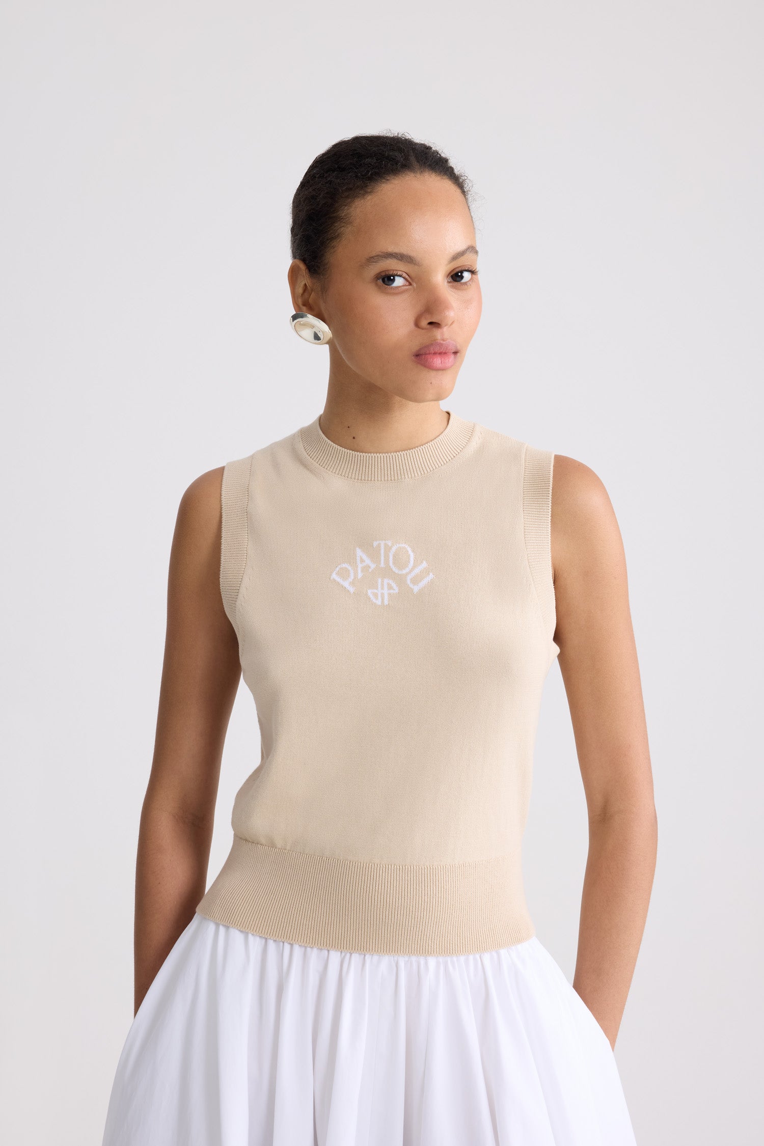 Patou - Top a Maglia Senza Maniche in Cotone - Safari Sand - Top senza maniche beige. Materiale in cotone. Collo rotondo.
