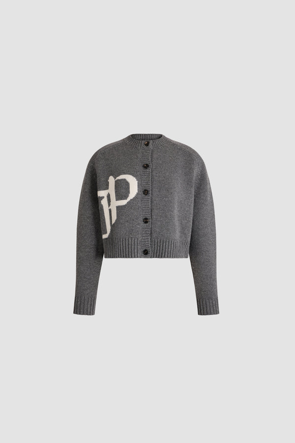 Patou - Cardigan aus Wolle und Kaschmir - Winter Slate - Grauer Cardigan aus Wolle und Kaschmir. Lange Ärmel. Runder Ausschnitt. Knopfleiste. Kontrastierendes JP-Monogramm vorne. Rippbund an Saum und Ärmeln.
