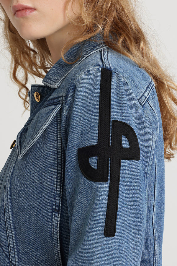 Patou - Giacca iconica in denim di cotone - Heritage Blue Wash - Giacca in denim di cotone bio lavato blu heritage. Modello signature. Monogramma JP rivisitato ricamato sulla manica sinistra. Bottoni oro incisi con il logo Patou sul davanti, in vita e ai polsini. Due tasche sul petto, due tasche ai lati.