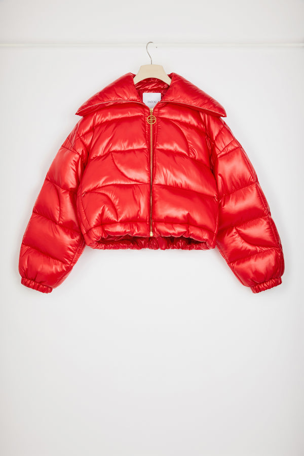 Patou - 폴리아미드 소재의 쇼트 퍼퍼 재킷 - Red Ski Slope - JP 승인 도장!레드 컬러의 폴리아미드 재킷. 짧은 기장의 패딩 재킷. 하이 칼라. 시그니처 JP 풀탭이 달린 골드 톤 지퍼. 뒷면에 맥시 JP 퀼팅 자수 장식. 측면 포켓. 드로스트링 웨이스트. 신축성 있는 커프스.이 재킷은 짧습니다.