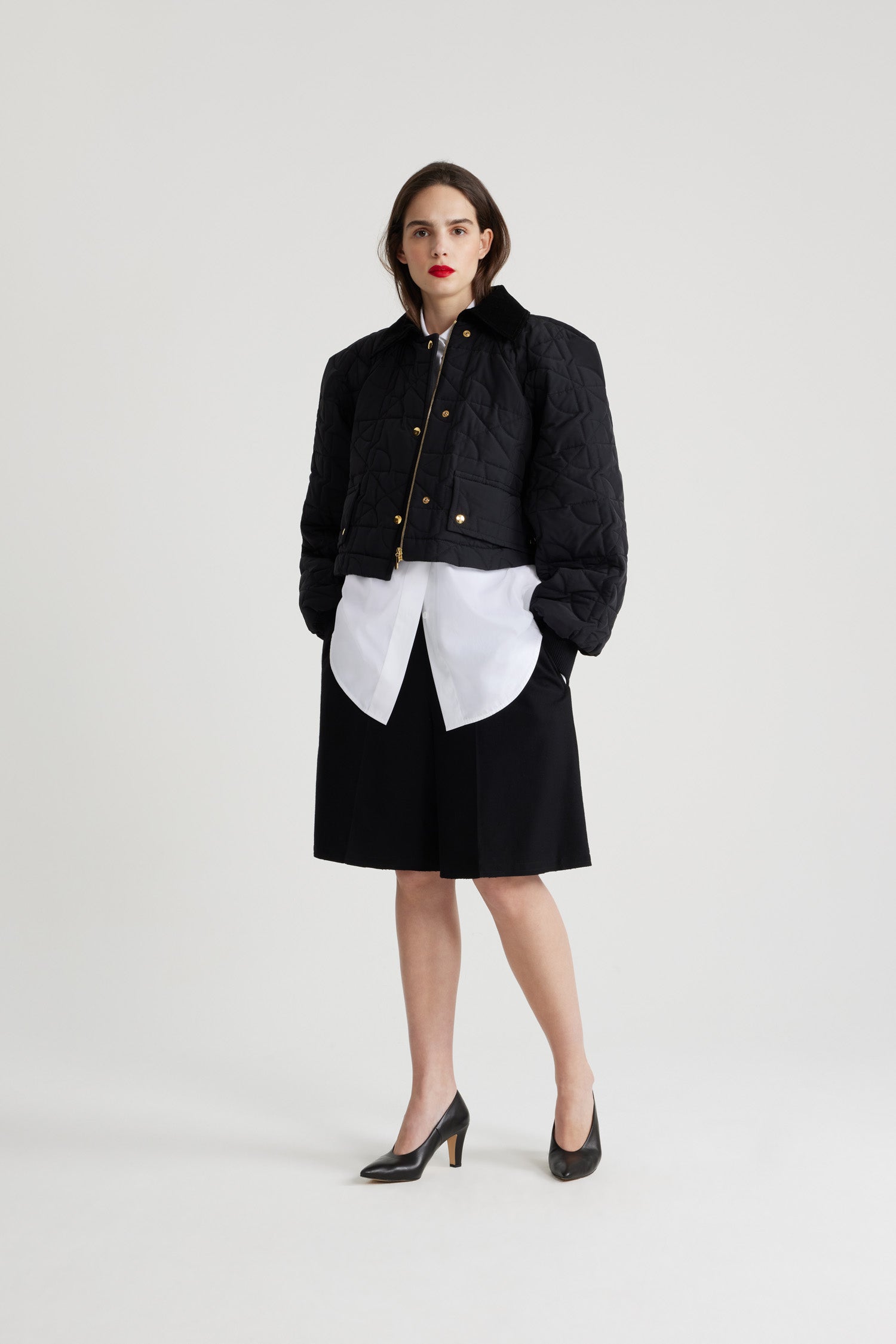 Patou - Bomber matelassé court en nylon recyclé - Black - Bomber en nylon recyclé noir. Matelassage JP. Modèle court. Col en velours côtelé. Boutons-pression dorés et zip caché. Poches à rabat boutonnées. Manches raglan. Poignets en maille côtelée.Ce modèle est court et volumineux.