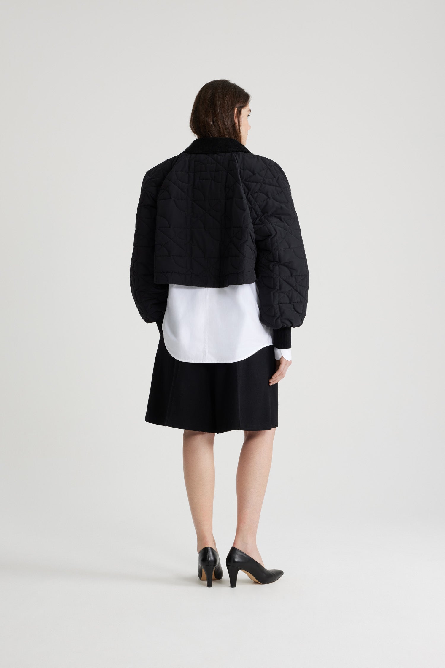 Patou - Bomber matelassé court en nylon recyclé - Black - Bomber en nylon recyclé noir. Matelassage JP. Modèle court. Col en velours côtelé. Boutons-pression dorés et zip caché. Poches à rabat boutonnées. Manches raglan. Poignets en maille côtelée.Ce modèle est court et volumineux.