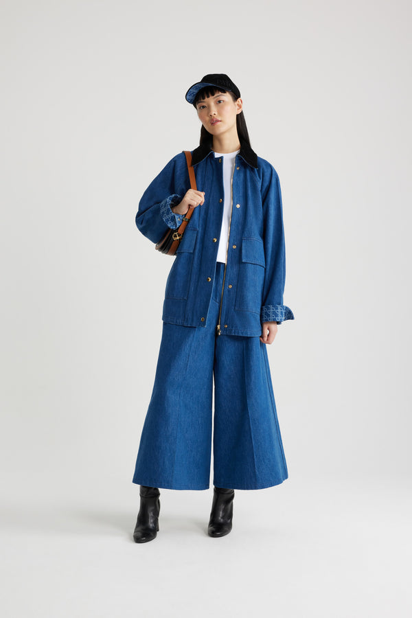 Patou - Parka relaxed in denim bio - Stonewash - Parka in denim bio blu lavato. Vestibilità morbida. Colletto in velluto a coste. Chiusura con bottoni a pressione oro e zip nascosta. Maxi tasche con pattina. Maniche raglan. Polsini abbottonati con stampa JP all&#39;interno. Patou ricamato sul retro.