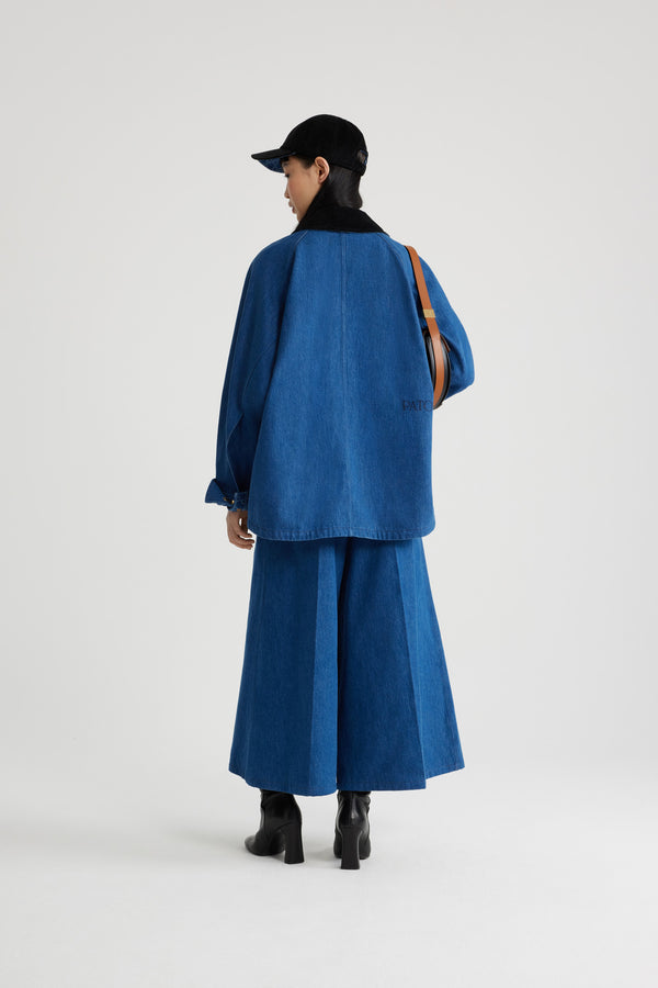 Patou - Parka relaxed in denim bio - Stonewash - Parka in denim bio blu lavato. Vestibilità morbida. Colletto in velluto a coste. Chiusura con bottoni a pressione oro e zip nascosta. Maxi tasche con pattina. Maniche raglan. Polsini abbottonati con stampa JP all&#39;interno. Patou ricamato sul retro.