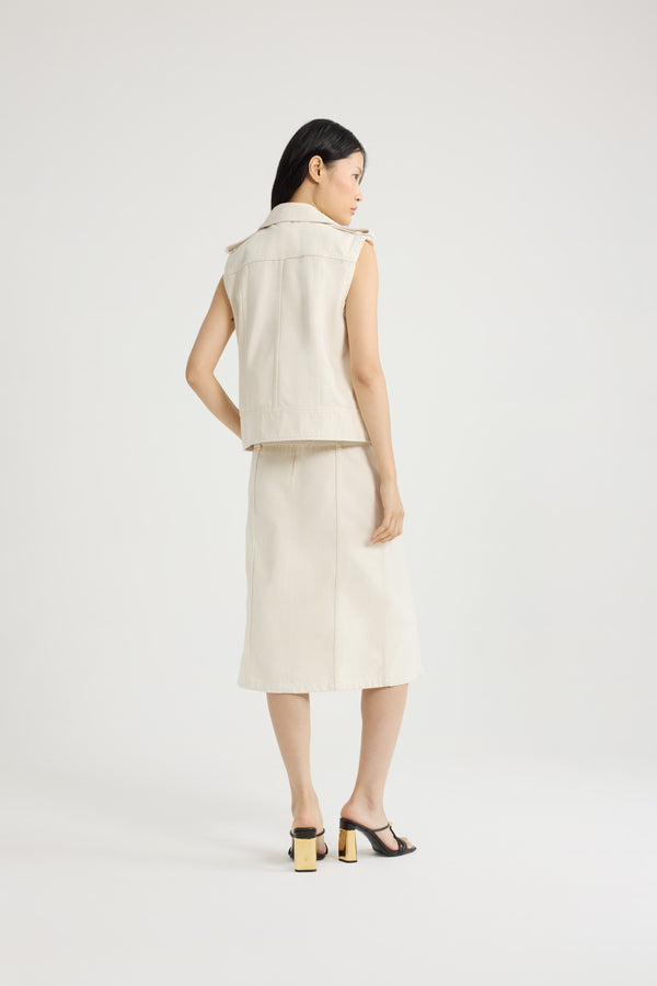 Patou - Giacca smanicata in denim di cotone - Natural - Giacca in denim di cotone naturale écru. Colletto largo. Modello smanicato. Patte abbottonate sulle spalle. Bottoni oro incisi con il logo Patou sul davanti. Tasche verticali nelle cuciture.