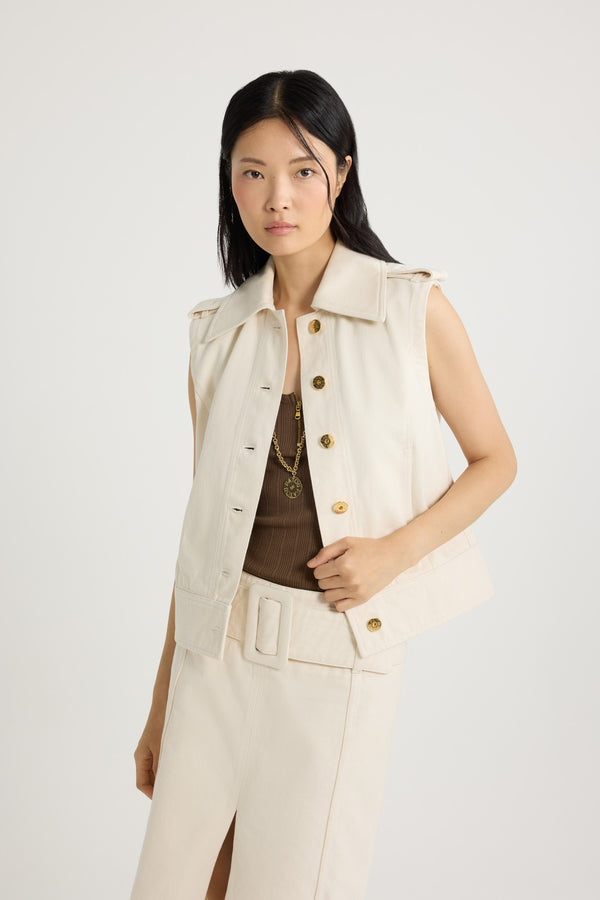 Patou - Giacca smanicata in denim di cotone - Natural - Giacca in denim di cotone naturale écru. Colletto largo. Modello smanicato. Patte abbottonate sulle spalle. Bottoni oro incisi con il logo Patou sul davanti. Tasche verticali nelle cuciture.