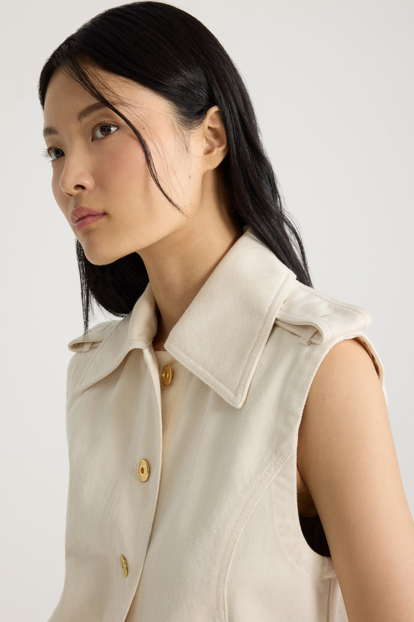 Patou - Giacca smanicata in denim di cotone - Natural - Giacca in denim di cotone naturale écru. Colletto largo. Modello smanicato. Patte abbottonate sulle spalle. Bottoni oro incisi con il logo Patou sul davanti. Tasche verticali nelle cuciture.