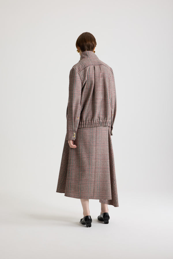 Patou - 지속 가능한 울 플란넬 소재 하이넥 보머 재킷 - Prince Of Wales - 지속 가능한 버진 울 플란넬 재킷. 프린스 오브 웨일스 패턴. 앞면에 루프, 측면에 골드 톤 JP 모노그램 인그레이빙 스냅 버튼을 갖춘 하이넥. 앞면의 양방향 골드 톤 지퍼. 가슴 부분의 JP 모노그램 및 파투 로고 자수 장식. 골드 톤 JP 모노그램 인그레이빙 스냅 버튼 디테일의 버티컬 웰트 포켓. 엘라스틱 커프스와 헴.