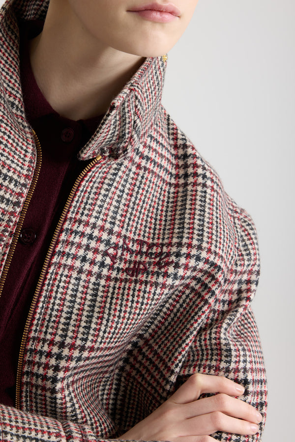 Patou - 지속 가능한 울 플란넬 소재 하이넥 보머 재킷 - Prince Of Wales - 지속 가능한 버진 울 플란넬 재킷. 프린스 오브 웨일스 패턴. 앞면에 루프, 측면에 골드 톤 JP 모노그램 인그레이빙 스냅 버튼을 갖춘 하이넥. 앞면의 양방향 골드 톤 지퍼. 가슴 부분의 JP 모노그램 및 파투 로고 자수 장식. 골드 톤 JP 모노그램 인그레이빙 스냅 버튼 디테일의 버티컬 웰트 포켓. 엘라스틱 커프스와 헴.
