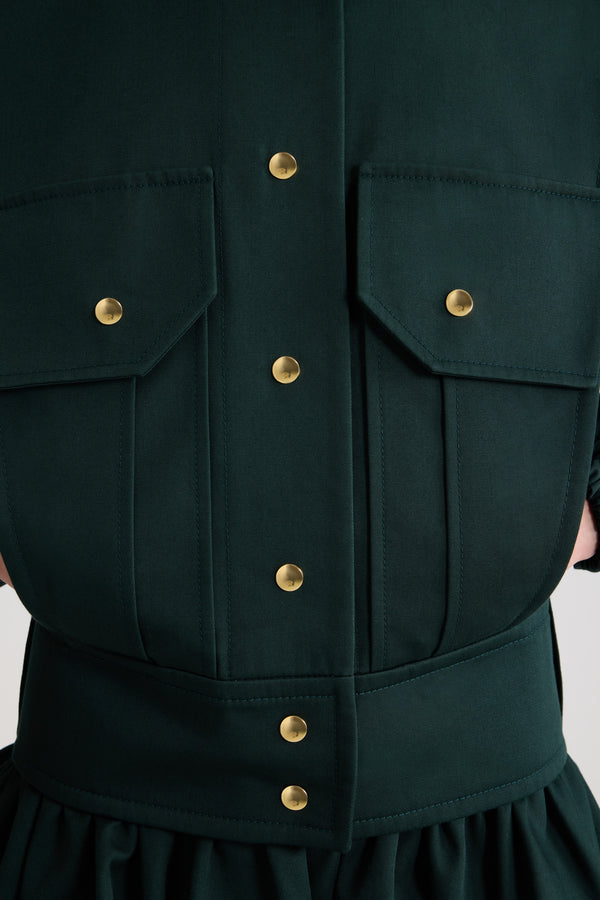 Patou - Taillierte Bomberjacke aus Bio-Baumwollgabardine - Garden Green - Jacke aus Bio-Baumwollgabardine in Gartengrün. Hoher Kragen mit Schnalle vorne und goldfarbenen Druckknöpfen mit eingraviertem JP-Monogramm an der Seite. Geknöpfte Schulterlaschen. Knopfverschluss vorne mit goldfarbenen Druckknöpfen mit eingraviertem JP-Monogramm. Geknöpfte Pattentaschen. Elastische Ärmelabschlüsse. Gürtelschlaufen.