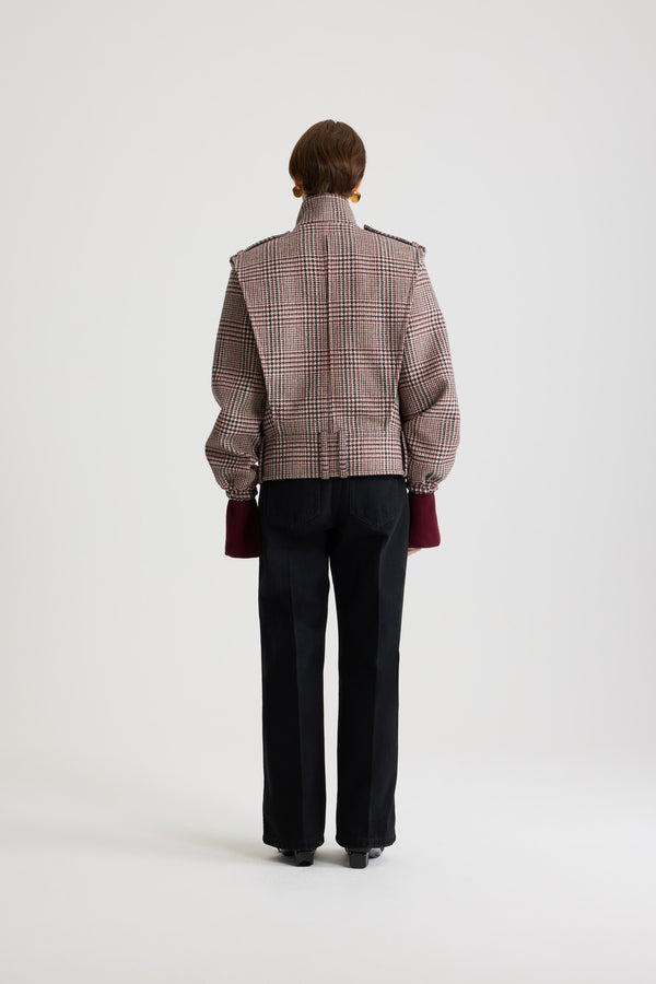 Patou - Taillierte Bomberjacke mit hohem Kragen aus nachhaltigem Wollflanell - Prince Of Wales - Jacke aus nachhaltigem Wollflanell. Prince of Wales-Muster. Hoher Kragen mit Schnalle vorne und goldfarbenen Druckknöpfen mit eingraviertem JP-Monogramm an der Seite. Geknöpfte Schulterlaschen. Knopfverschluss vorne mit goldfarbenen Druckknöpfen mit eingraviertem JP-Monogramm. Geknöpfte Pattentaschen. Elastische Ärmelabschlüsse. Gürtelschlaufen.