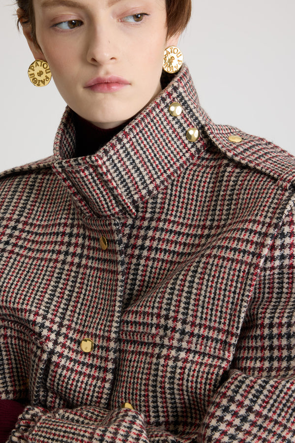 Patou - Taillierte Bomberjacke mit hohem Kragen aus nachhaltigem Wollflanell - Prince Of Wales - Jacke aus nachhaltigem Wollflanell. Prince of Wales-Muster. Hoher Kragen mit Schnalle vorne und goldfarbenen Druckknöpfen mit eingraviertem JP-Monogramm an der Seite. Geknöpfte Schulterlaschen. Knopfverschluss vorne mit goldfarbenen Druckknöpfen mit eingraviertem JP-Monogramm. Geknöpfte Pattentaschen. Elastische Ärmelabschlüsse. Gürtelschlaufen.