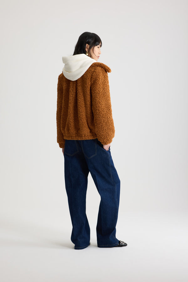 Patou - 재생 페이크 퍼 소재 하이넥 보머 재킷 - Pumpkin Spice - 펌킨 스파이스 브라운 컬러의 재생 페이크 퍼 재킷. 와이드 칼라. 앞면의 양방향 실버 톤 지퍼. 가슴 부분의 JP 모노그램 및 파투 로고 자수 장식. 실버 톤 JP 모노그램 인그레이빙 스냅 버튼 디테일의 버티컬 웰트 포켓. 엘라스틱 커프스와 헴.