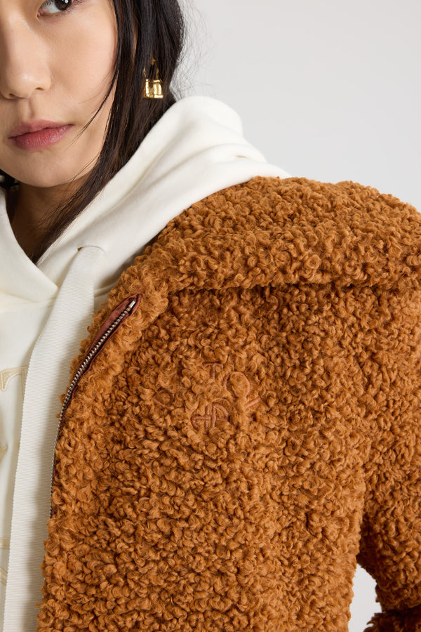 Patou - 재생 페이크 퍼 소재 하이넥 보머 재킷 - Pumpkin Spice - 펌킨 스파이스 브라운 컬러의 재생 페이크 퍼 재킷. 와이드 칼라. 앞면의 양방향 실버 톤 지퍼. 가슴 부분의 JP 모노그램 및 파투 로고 자수 장식. 실버 톤 JP 모노그램 인그레이빙 스냅 버튼 디테일의 버티컬 웰트 포켓. 엘라스틱 커프스와 헴.