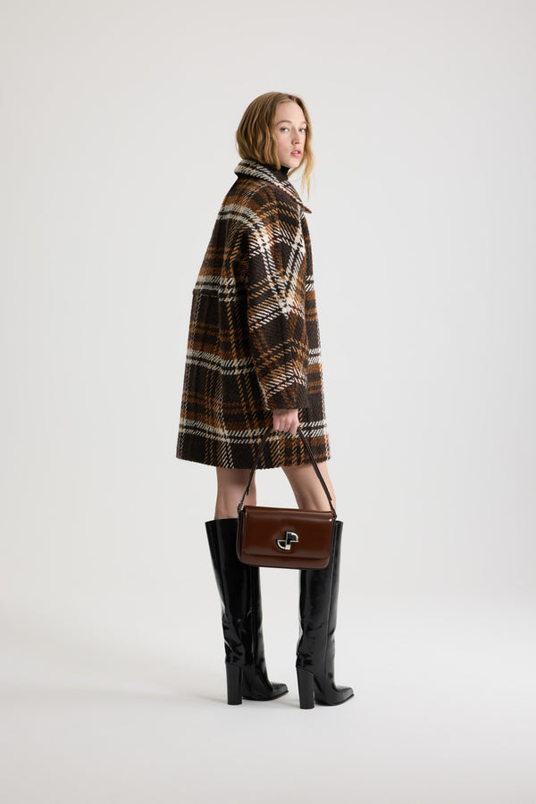 Patou - Voluminös geschnittener Parka aus Wollmix - Autumn Checkerboard - Parka aus Schurwollmix in Herbstbraun. Kariert. Breiter Kragen mit abnehmbarer Lasche, die mit einem silberfarbenen Schloss befestigt wird. Knopfverschluss vorne mit silberfarbenen Knöpfen mit eingraviertem JP-Monogramm. Saumtaschen. Gefüttert.