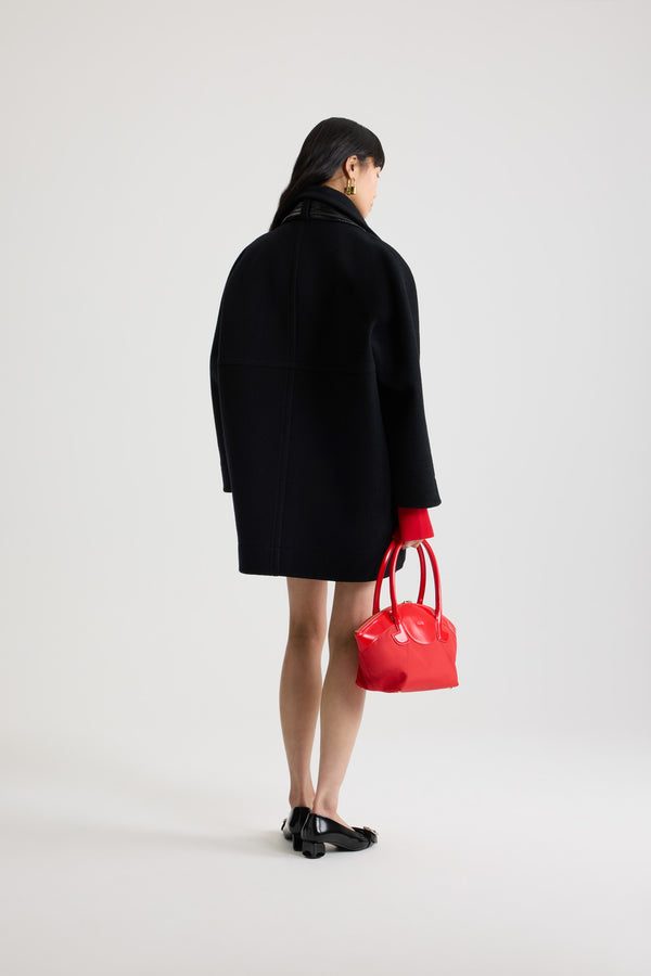 Patou - Voluminös geschnittener Parka aus Wollwalk - Black - Parka aus Wollwalk in Schwarz. Breiter Kragen mit abnehmbarer Vinyl-Lasche, die mit einem goldfarbenen Schloss befestigt wird. Verdeckte Knopfleiste vorne. Saumtaschen. Gefüttert.