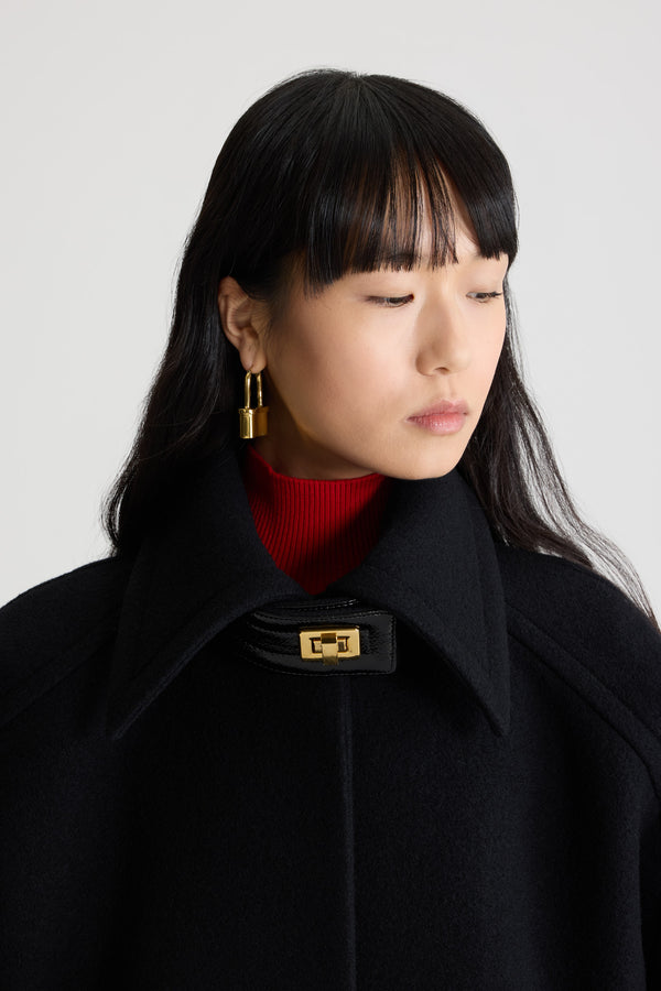 Patou - Voluminös geschnittener Parka aus Wollwalk - Black - Parka aus Wollwalk in Schwarz. Breiter Kragen mit abnehmbarer Vinyl-Lasche, die mit einem goldfarbenen Schloss befestigt wird. Verdeckte Knopfleiste vorne. Saumtaschen. Gefüttert.