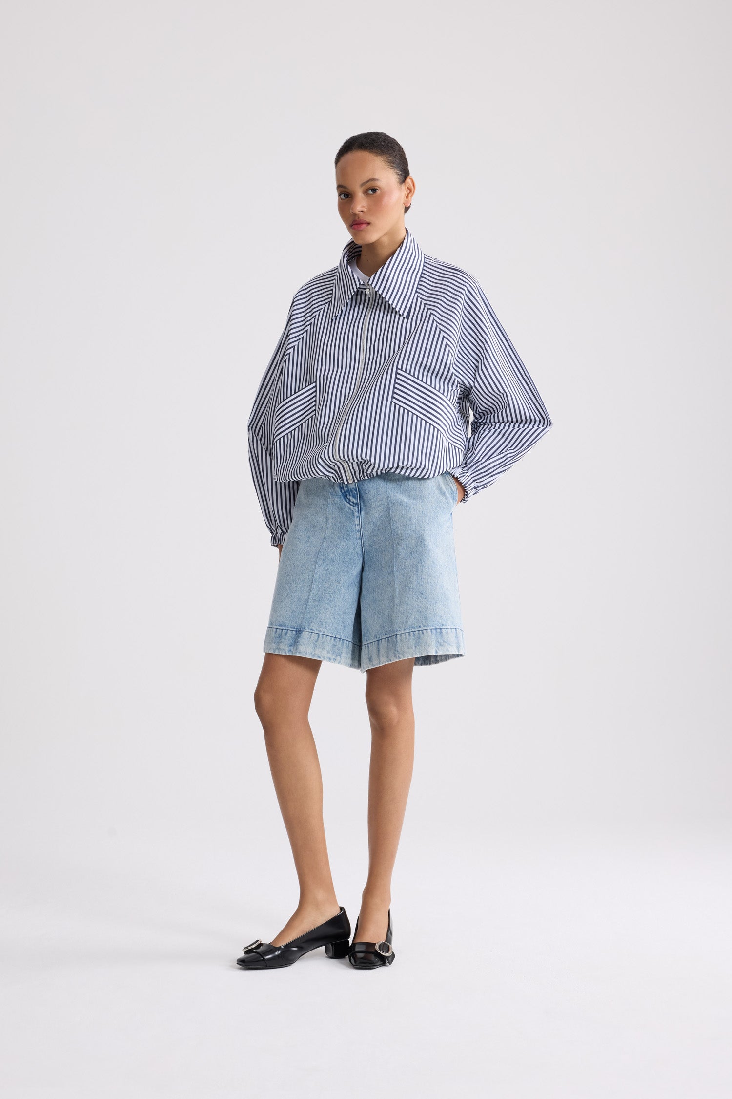 Patou - Gestreifte Jacke mit Reißverschluss aus recyceltem Faille - Offshore Stripes - Blau-weiß gestreifte Jacke mit Reißverschluss. Stehkragen. Reißverschluss.
