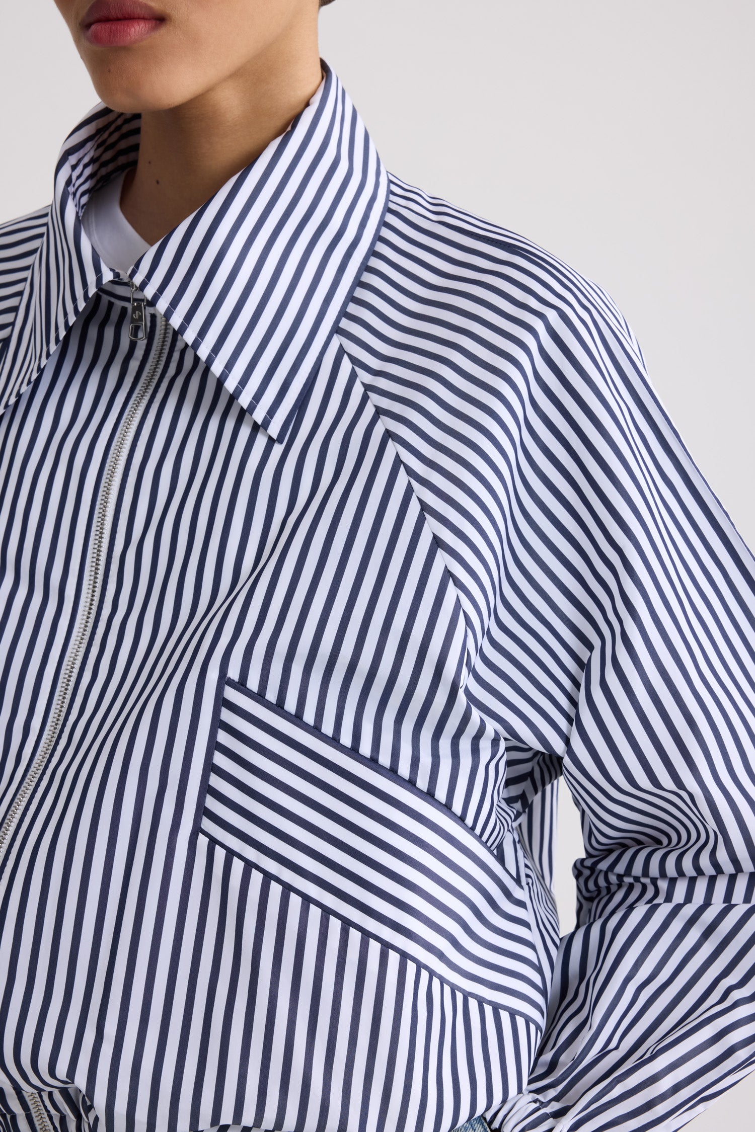 Patou - Gestreifte Jacke mit Reißverschluss aus recyceltem Faille - Offshore Stripes - Blau-weiß gestreifte Jacke mit Reißverschluss. Stehkragen. Reißverschluss.
