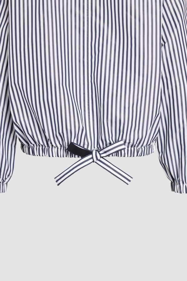 Patou - Giacca con zip a righe in faille riciclata - Offshore Stripes - Giacca con zip a righe blu e bianche. Collo alto. Chiusura con cerniera.