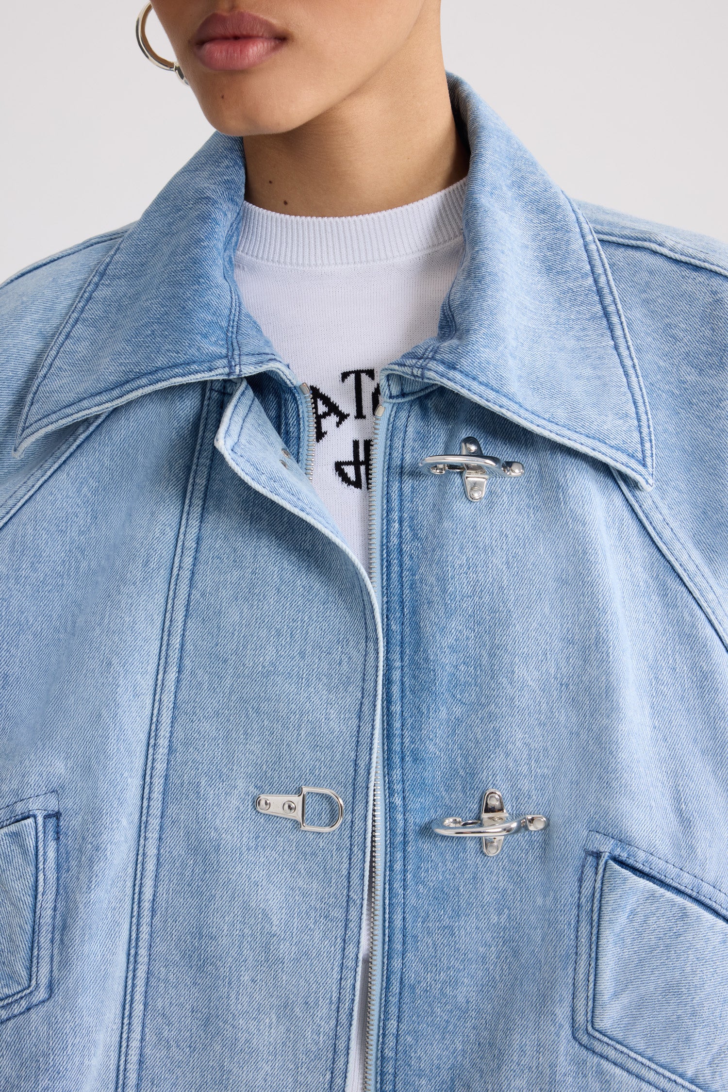 Patou - コットン オーバーサイズ ショートパーカー - Riviera Sky Blue - スカイブルーカラーのショートパーカー。コットン混紡素材。シャツカラー。メタル製のディテール。