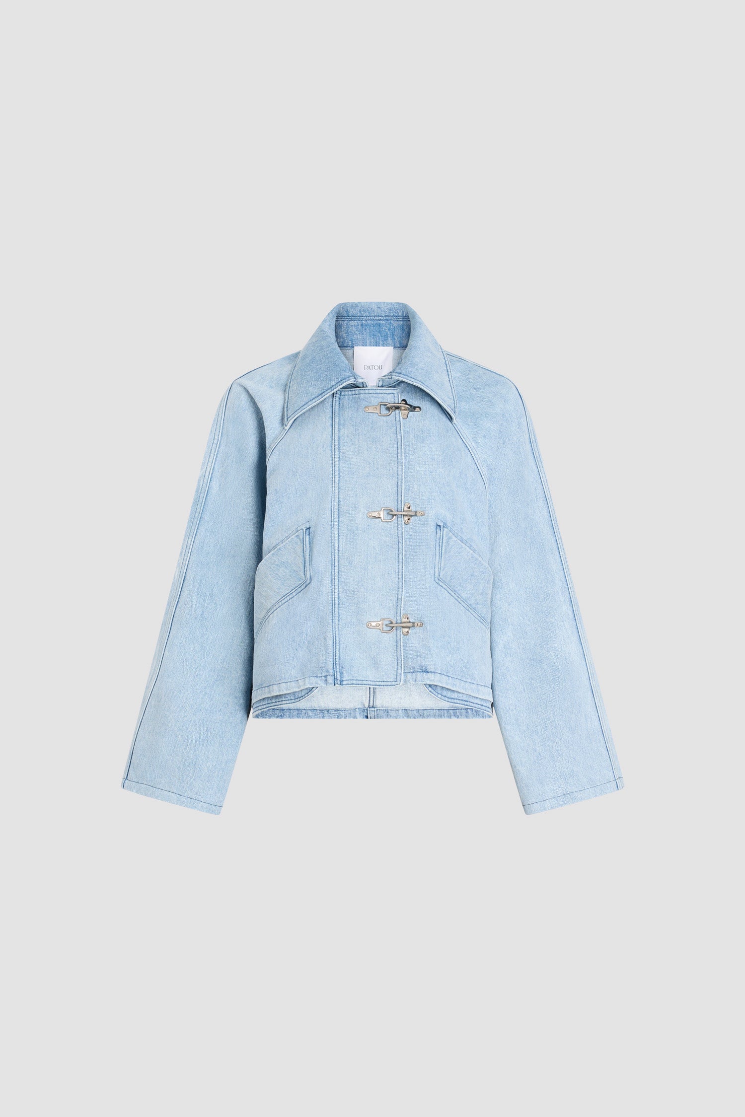 Patou - コットン オーバーサイズ ショートパーカー - Riviera Sky Blue - スカイブルーカラーのショートパーカー。コットン混紡素材。シャツカラー。メタル製のディテール。