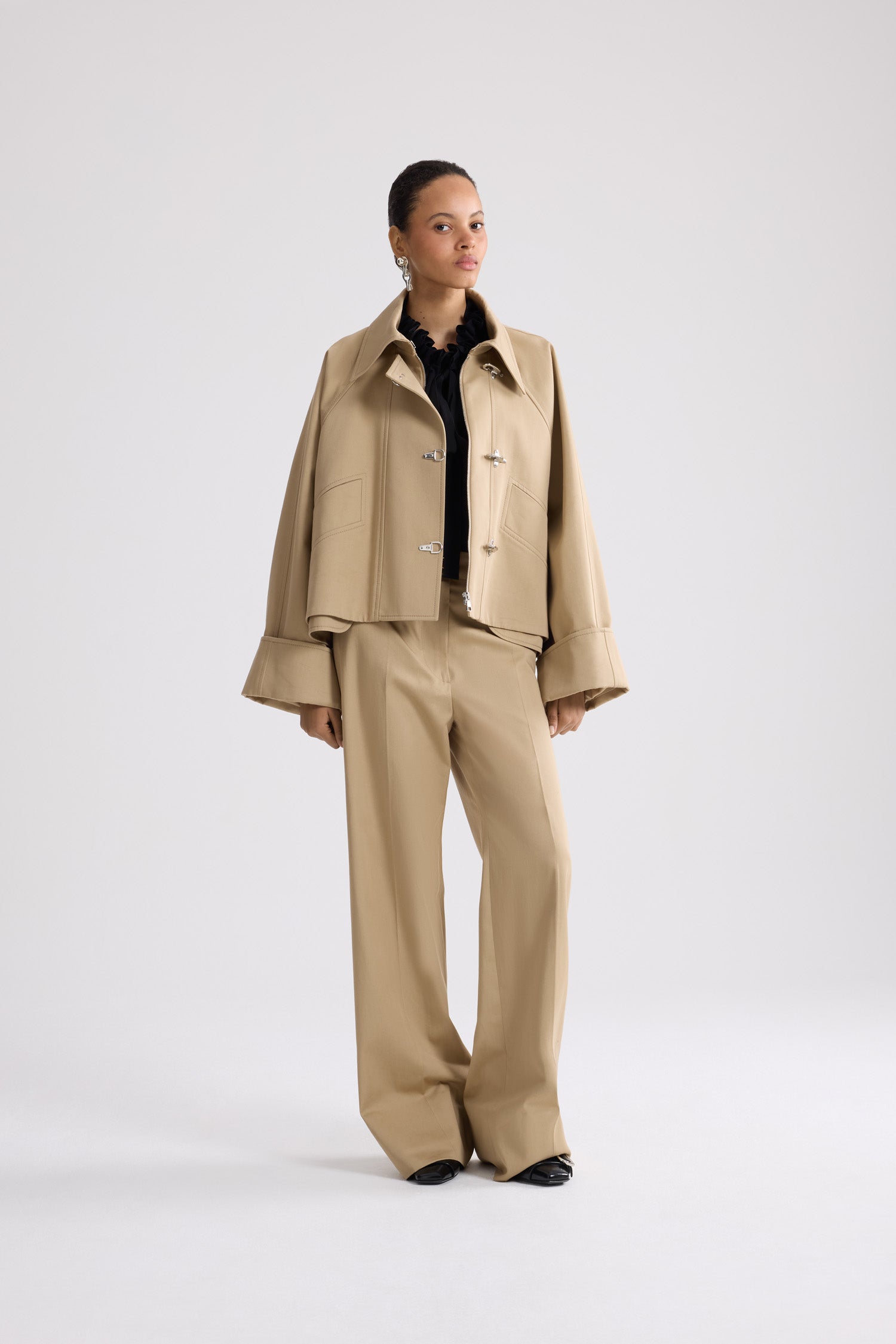 Patou - Parka oversize courte en coton bio - Sand - Parka oversize courte couleur sable. Fermeture par brandebourgs dorés. Col classique.