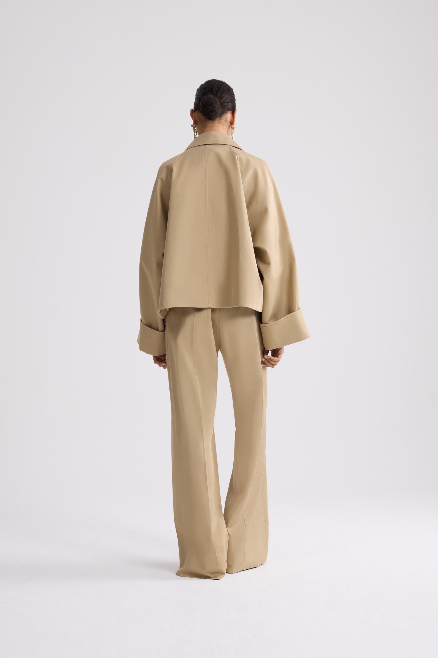 Patou - Parka oversize courte en coton bio - Sand - Parka oversize courte couleur sable. Fermeture par brandebourgs dorés. Col classique.