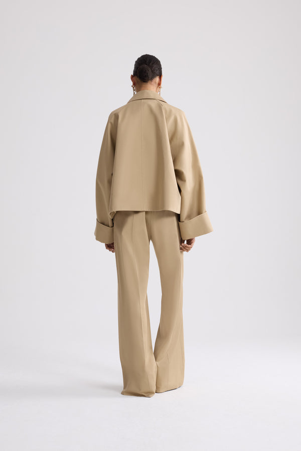 Patou - Parka corto oversize in cotone biologico - Sand - Parka corto oversize color sabbia. Chiusura con alamari dorati. Colletto classico.