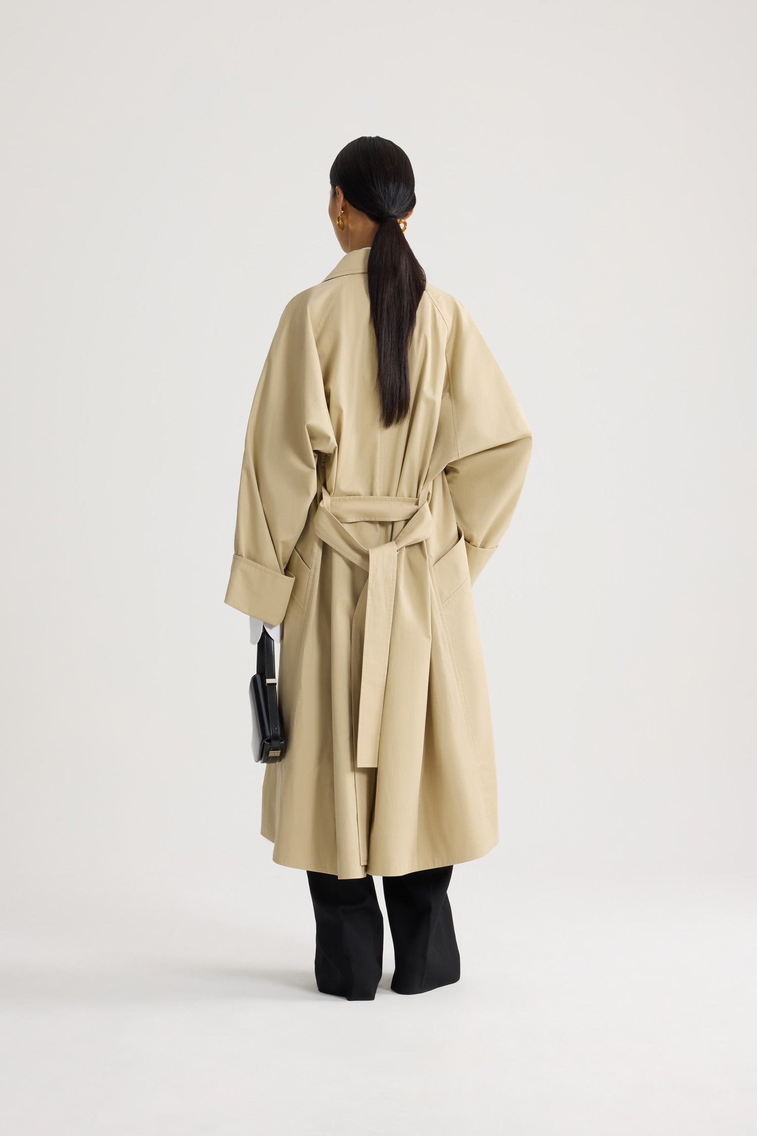 Patou - Trench coat leggero in cotone biologico - Safari Sand - Trench coat leggero color sabbia. Cintura in vita removibile. Doppia abbottonatura dorata.