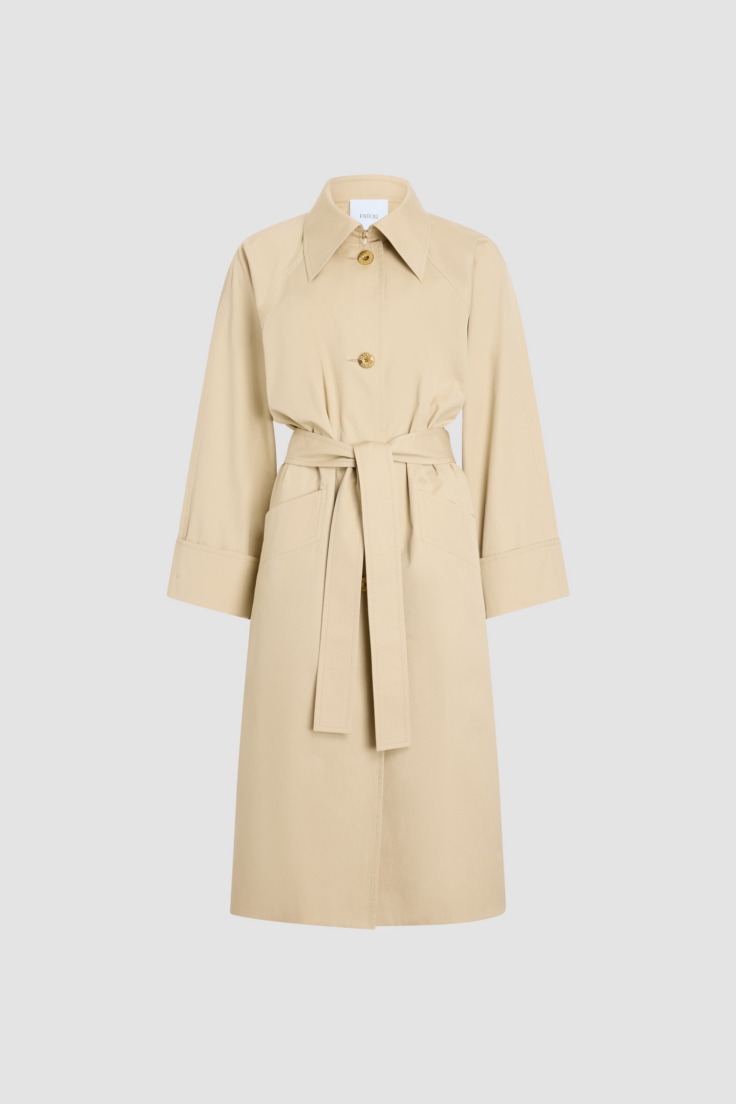 Patou - Trench coat leggero in cotone biologico - Safari Sand - Trench coat leggero color sabbia. Cintura in vita removibile. Doppia abbottonatura dorata.