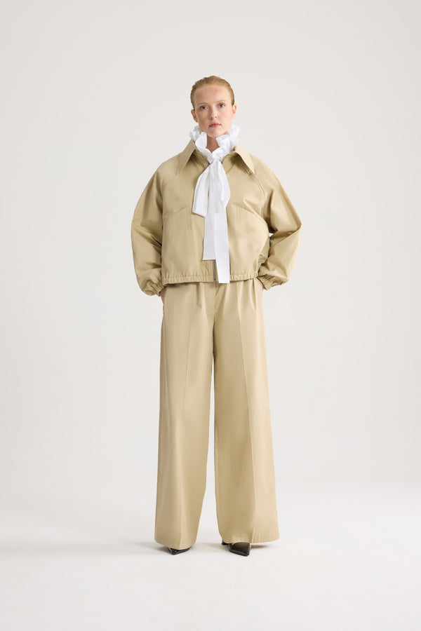 Patou - Blouson zippé en coton bio - Safari Sand - Blouson zippé couleur sable. Col classique. Fermeture éclair.