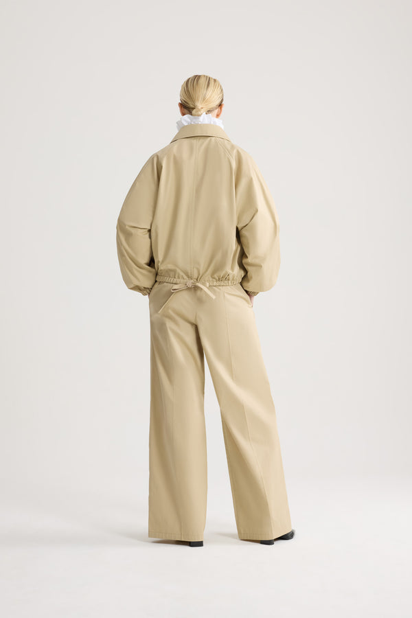 Patou - Blouson zippé en coton bio - Safari Sand - Blouson zippé couleur sable. Col classique. Fermeture éclair.