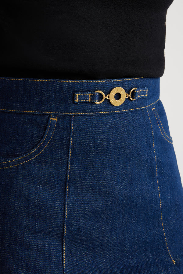Patou - 오가닉 데님 A라인 미니 스커트 - Rodeo Blue - 로데오 블루 컬러 오가닉 코튼 데님 소재. 짧은 기장. A라인 실루엣. 앞면의 Patou 인그레이빙 골드 톤 메달리온 장식. 웨이스트밴드의 파투 로고 자수 장식. 앞면 포켓 2개. 앞면과 뒷면의 다트 디테일. 뒷면의 지퍼 여밈. 뒷면의 곡선 솔기선. 타바코 톱스티칭 디테일.Fitted at the waist.The ornament can be removed.