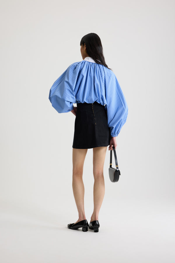 Patou - 오가닉 코튼 데님 소재 A라인 미니 스커트 - Khol Stone - 콜 스톤 블랙 컬러의 오가닉 코튼 데님 스커트. 짧은 길이. A라인 실루엣. 앞면에 탈부착 가능한 골드 톤 파투 인그레이빙 메달리온 장식. 파투 로고 자수 장식 웨이스트밴드. 앞면의 포켓. 앞면과 뒷면의 다트 디테일. 뒷면의 지퍼 여밈. 뒷면의 곡선 솔기선.허리 부분이 꼭 맞는 피티드 스타일입니다.