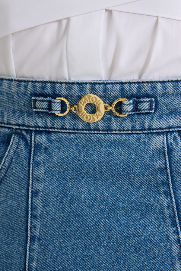 Patou - Minigonna svasata in denim di cotone - Heritage Blue Wash - Gonna in denim di cotone lavato blu heritage. Modello corto. Silhouette svasata. Medaglione oro rimovibile inciso con il logo JP sul davanti. Logo Patou ricamato in vita. Tasche sul davanti. Ppince sul davanti e sul retro. Chiusura con zip sul retro. Questo modello è aderente in vita.