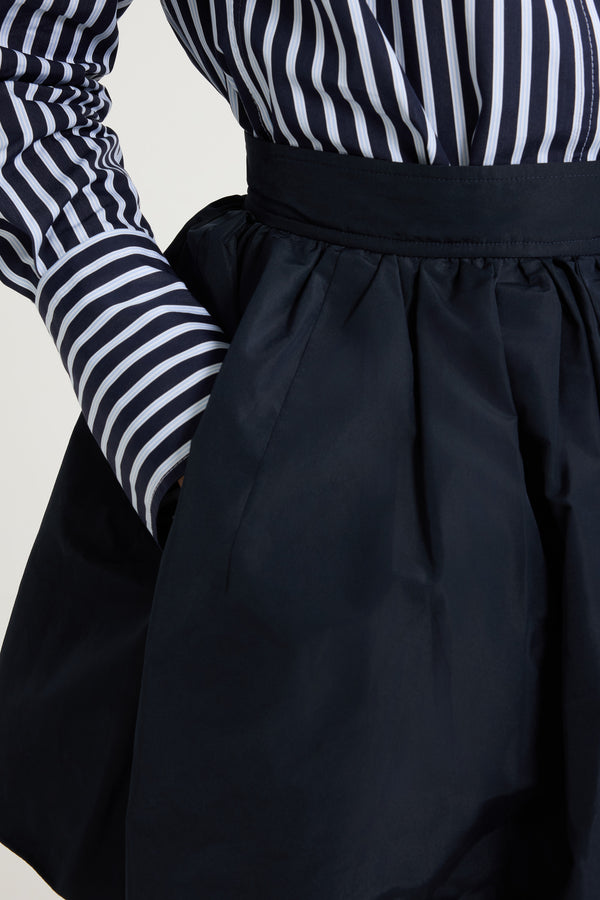 Patou - Jupe boule courte en faille recyclée - Navy Black - Jupe en faille recyclée noir marine. Modèle court. Silhouette volumineuse et bouffante. Taille haute. Fermeture par zip.